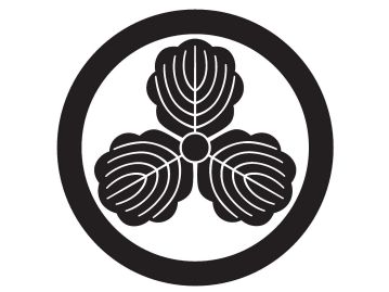 枚のカシワの葉からなる「三つ柏」紋が和名の由来と考えられる。（画像は「丸に三つ柏」紋）。（画像は 発光大王堂 http://hakko-daiodo.com/ のものを使用）