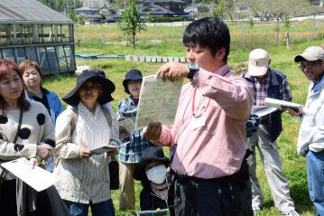 西日本の19府県の自然系施設・団体が連携して行っている「タンポポ調査・西日本2015」の説明と調査方法についても説明を行いました。