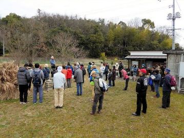 曇り空の下、集まった参加者は56人でした。まずは園長と笹田会長から開会あいさつ。