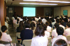 報告会(多くの職員が集まりました) 報告会(多くの職員が集まりました)