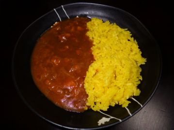 サフランの代わりにクチナシで着色したカレーライスのご飯。香りが柔らかく、子供も食べやすい。