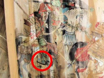 岡山県真庭市粟谷の「蘆穂神社」に奉納されていた絵馬に描かれていた騎馬武者の絵。赤丸部分が「あぶみ」。