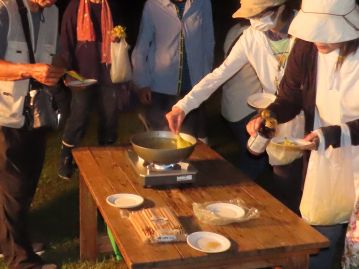 花はほのかな甘みと香りがあり食べられる。 写真は当園の「植物園を楽しむ会」で「しゃぶしゃぶ」を楽しむ参加者 （2023年7月）。