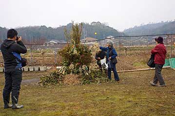 第10回、年明け最初の「植物園を楽しむ会」。今回は植物の根の観察と「どんど焼き」を行いました。写真は開会前、持参した正月飾りを置く参加者の方。今回の参加者は33名でした。