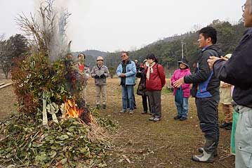 その理由は、常緑であることと、葉を燃やした時にパチパチと音が出る（魔除けになる）ことですが、今回の「楽しむ会」では、同じように燃やした時に音が出るトウネズミモチ（モクセイ科）を代用しました。実は剪定作業をしていたので、枝葉があったから…というわけでは決してありません。