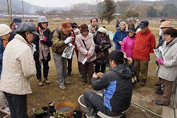 どんど焼きが燃えている間、今度は山野草の根の観察を行いました。植物園の温室内で育てている様々な山野草の中から10種類ほどを紹介しました。