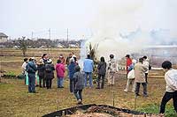 13日：「植物園を楽しむ会」どんど焼きの様子