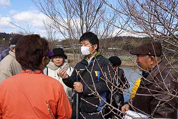 岡本館長が幼虫に刺されると痛い、イラガの繭を見つけてくれたので、中に入っている幼虫の腸を、魚のタナゴ釣りの餌にする、という説明中。