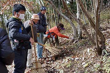 参加者全員で、落ち葉の下に隠れている生き物をさがしましたが、残念なことにめぼしい生き物は見つからず。