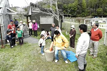 午後の部開始！参加者の中に、餅つき経験の大変豊かな方がおられたので、非常に助かりました。