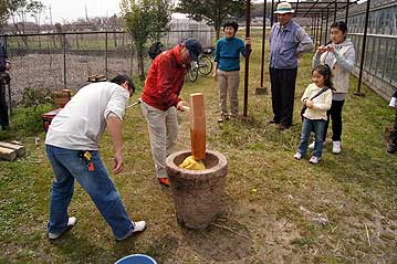 いよいよ餅つき開始。昔を思い出して「昔取った杵柄」を披露する方、餅つき初体験の方、いろいろでもりあがりました。