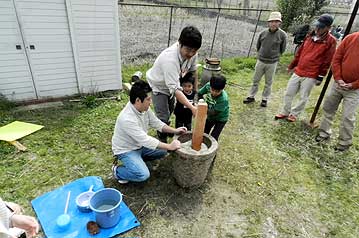 なんとかうまくお餅になって、子供たちも参加してぺったんぺったん。