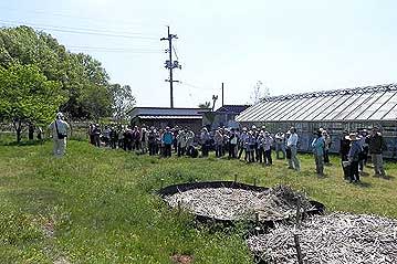 「植物園を楽しむ会」も2年目となりました。2年目ということで、少し参加者も昨年より少なくなるかと思っていたのですが、連休の日曜日ということもあってか、84人もの参加者がありました。