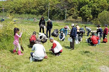 残念ながら全員にタケノコをお土産にしていただくことができなかったので、代わりにノビル掘り体験を急きょ開催。掘れたノビルはお土産にしていただきました。