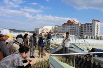 27日は秋晴れの良い天気となりました。午前中に植物園で開催した「植物園を楽しむ会」から続いて参加された方を中心に，12人ほどの参加者がありました。