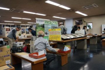 昨年は植物園と昆虫館が別々の場所で出展していたのですが，今年は同じ場所（観光休憩所）での出展です。開場前に慌ただしく準備中。