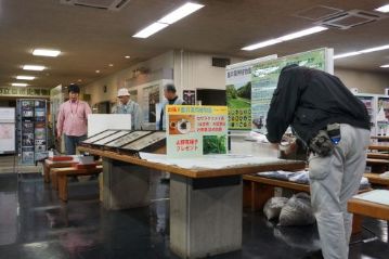 植物園からは，カワラケツメイ茶の試飲＆お茶の葉の詰め放題，山野草種子のプレゼントを用意しました。