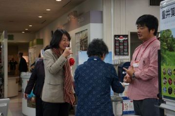 開場直後に，伊東倉敷市長が来られました。早速，カワラケツメイのお茶を試飲してもらいました。