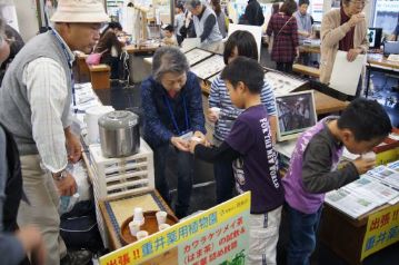 カワラケツメイのお茶の試飲サービスもボランティアさんがしてくれました。子供からは「おかわり！」の声も。