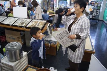 カワラケツメイのお茶は苦みがほとんどないので，子供でも飲みやすいお茶です。おばあちゃんと一緒にゴクン！