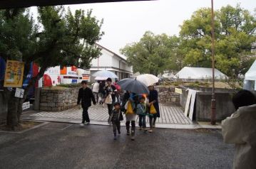 朝から曇りでしたが，お昼ごろからはとうとう雨が降り出してきました。