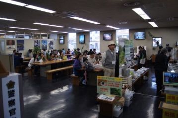 雨が降り出したせいか，人出は少なくなりましたが，お昼時なので，観光休憩所には比較的大勢の方がおられます。カワラケツメイ茶をお弁当と一緒に飲まれている方もおられました。