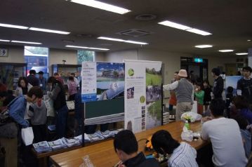 観光休憩所側から見える側には，創和会のポスターと植物園・昆虫館のタペストリーを掲示しています。