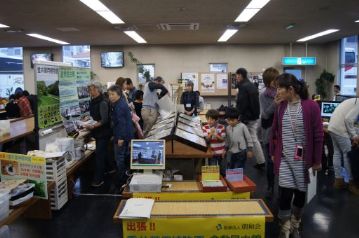 15時で，植物園と昆虫館コーナーは終了。カワラケツメイ茶，お茶の葉の詰め放題共に，用意した分がほぼなくなりました。