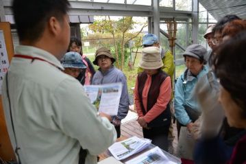 雨のため、野外での観察を早めに切り上げ、温室の多目的スペースで、山野草の種子をプレゼントして、それぞれについて詳しい解説をして、カワラケツメイ茶を飲んで解散となりました。