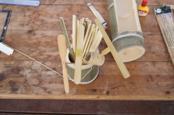 今月はいつもと趣向を変えて、午前中は竹トンボ作り…のはずだったのですが、まさかの参加者0人。講師役のボランティアさんと一緒に、問題点について反省会と相成りました。写真は竹トンボの試作品。