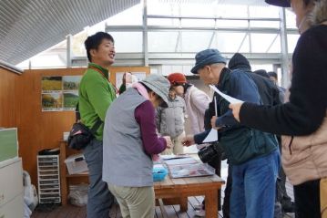 午後の園内観察は1時間の予定でしたが、結局いつもの楽しむ会の通り、2時間観察をしてから温室に戻って閉会となりました。