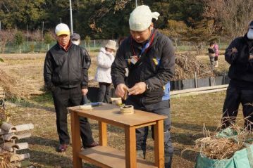 さて、いよいよ、どんど焼きに点火です。着火方法にもこだわって、「火打石」でカチカチと火をつけます。風があったこともあり、なかなか火種ができませんでしたが、数分で着火成功。