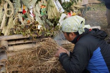 火種を良く乾いた枯れ草に包んで、息を吹きかけると、だんだん煙が出てきて、炎が起こりました！