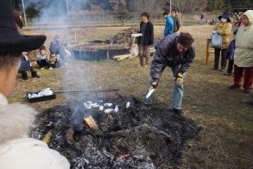 30分ほどで、どんど焼きが大体燃え尽きたので、今回のお楽しみその1の焼き芋をセットします。