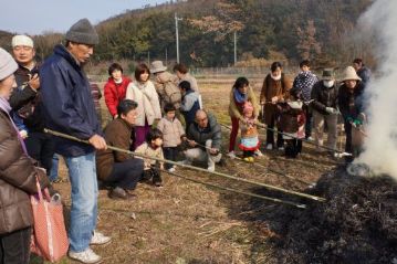 焼き芋が焼けるのを待ちつつ、竹の先にお餅を挟んで焼きます。どんど焼きの火で焼いた餅（団子の場合もあり）を食べると一年無病息災でいられるとか。焦がさずにうまく焼けるかな？