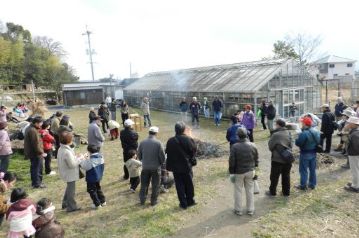 まだお餅を焼いている人もいますが、少し早めに、終わりのあいさつをしました。閉会後も、たき火を囲んで、参加者同士、話が盛り上がっていました。