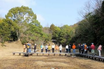 草刈りが終わり，後は春を待つばかり？の湿地の木道上。何もないように見えますが，何を観察しているのでしょうか。