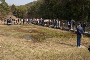 湿地の木道の上に長蛇の列ができました。湿地の環境について解説中。