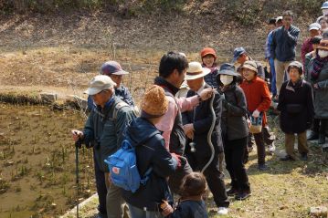 「春の芽生え」ならぬ「春の目覚め」。遠巻きに見る人，興味津々で近寄って観察する人，様々でした。