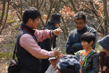 参加者全員が観察できたので，アオダイショウを逃がすことにしました。逃がす前に触ってみよう！