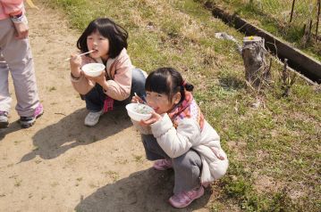 春の香りと味のお粥，子供たちにも好評だったようです。