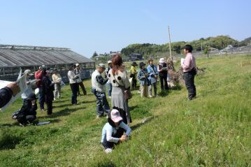 今年度最初の「楽しむ会」です。園内はすっかり緑に覆われ、空は雲ひとつない晴天で気持ちの良い日となりました。参加者は34名でした。