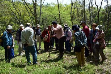 竹林のそばにはタケノコが顔を出していたので、「タケノコ掘り棒」を使ってタケノコ掘りのデモンストレーション。