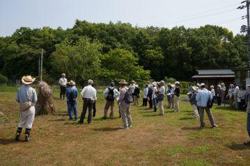 今回も青空の下での開催となりました。当日の朝日新聞朝刊で植物園が紹介されたこともあり、開始時間になっても続々と参加者が来られていました。