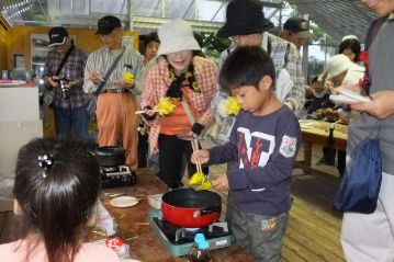 一番人気は、取ったばかりのユウスゲの花を使った「しゃぶしゃぶ」。さっと湯に通して、めんつゆをかけていただきます。