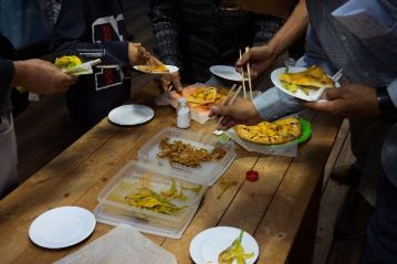 手前のタッパーがユウスゲのゴマ和え、奥のタッパーは、中華料理の食材として売られている、キスゲの仲間の蕾「金針菜（乾燥）」をメンマ風に味付けしたもの。