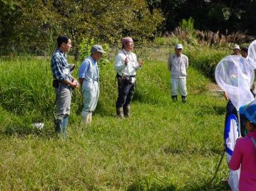 講師の紹介。左から倉敷昆虫同好会の守安敦（つとむ）先生と脇本浩先生、片岡園長（進行係）、岡本 倉敷昆虫館館長。