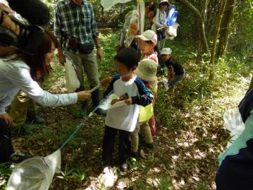 テレビのインタビューを受ける子供。「何を捕ったの？」「クリ！」…池のふちの栗の木がちょうど実を落としていて、思わぬお土産になったようです。