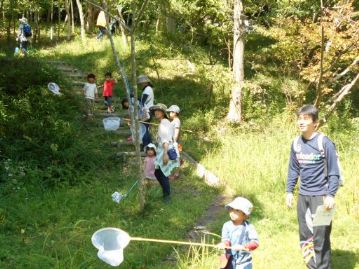 温室エリアでトンボを探す子供たち。講師の守安先生が「子供が自然の中でトンボを追いかけている風景こそ素晴らしい」と言われていましたが、それこそ、植物園を設置した｢トンボ先生｣こと重井博 前理事長の想いでもあったのではないでしょうか。