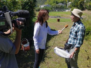 瀬戸内海放送のインタビューを受ける守安先生。この日の様子は、当日の夕方のローカルニュースで2分半も放映されました。